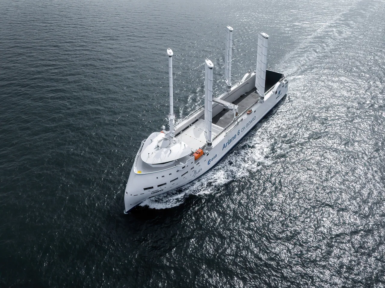 Vue aérienne du cargo à voile Canopée en mer, ses quatre ailes déployées