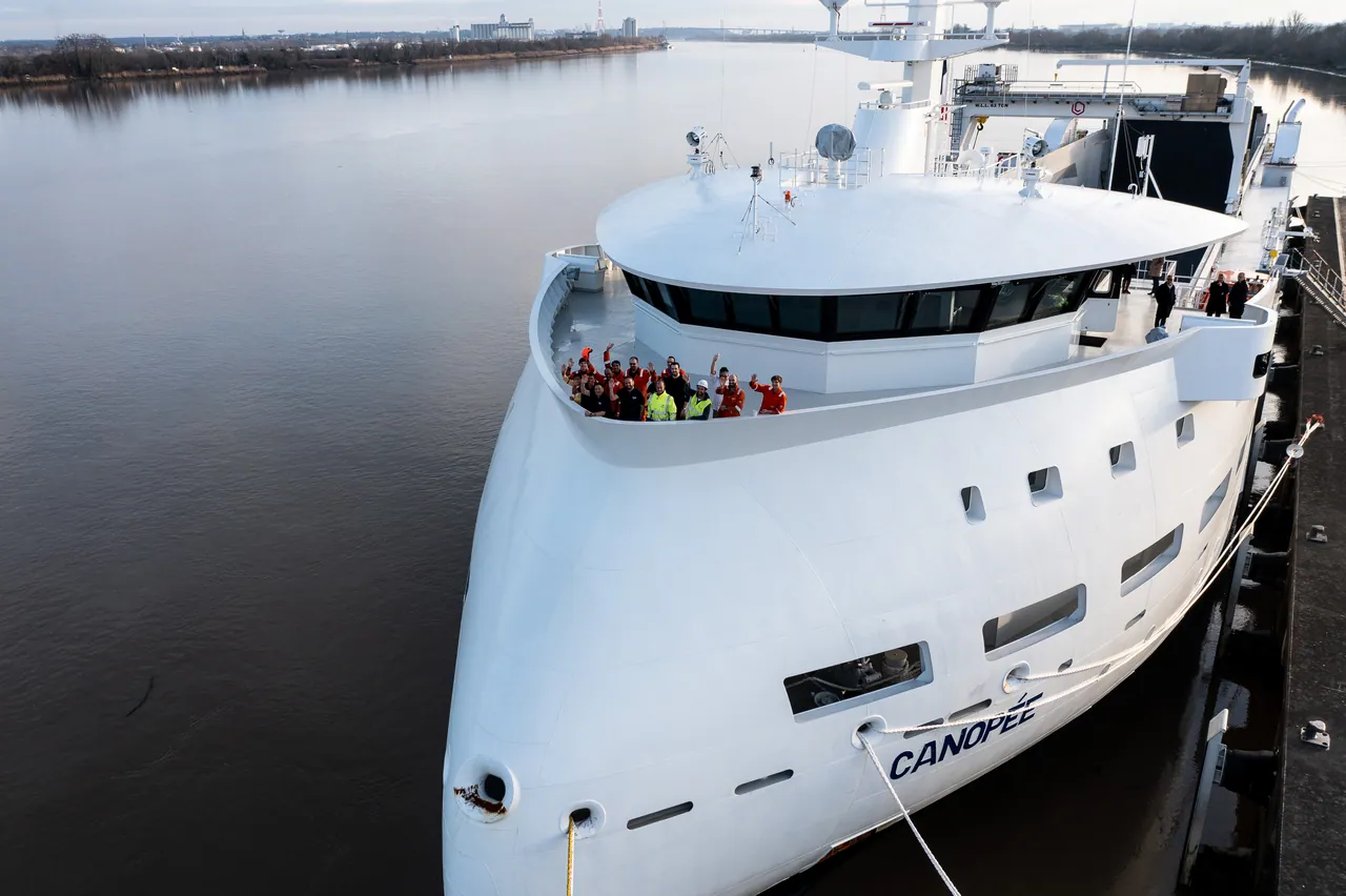 La proue du Canopée à quai, l’équipage rassemblé sur le pont