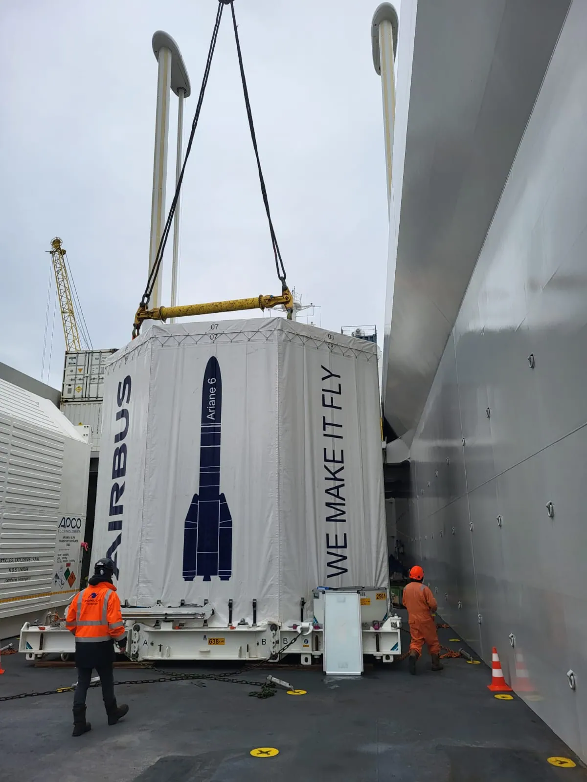 Chargement à la grue d’un conteneur Ariane à bord du Canopée
