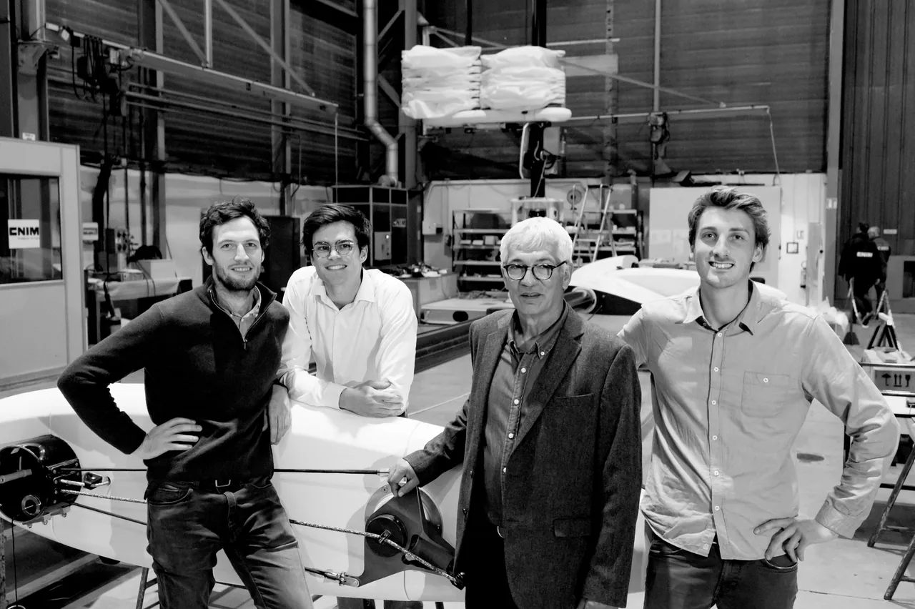 Quatre des cofondateurs de Zéphyr & Borée réunis dans un atelier, en noir et blanc