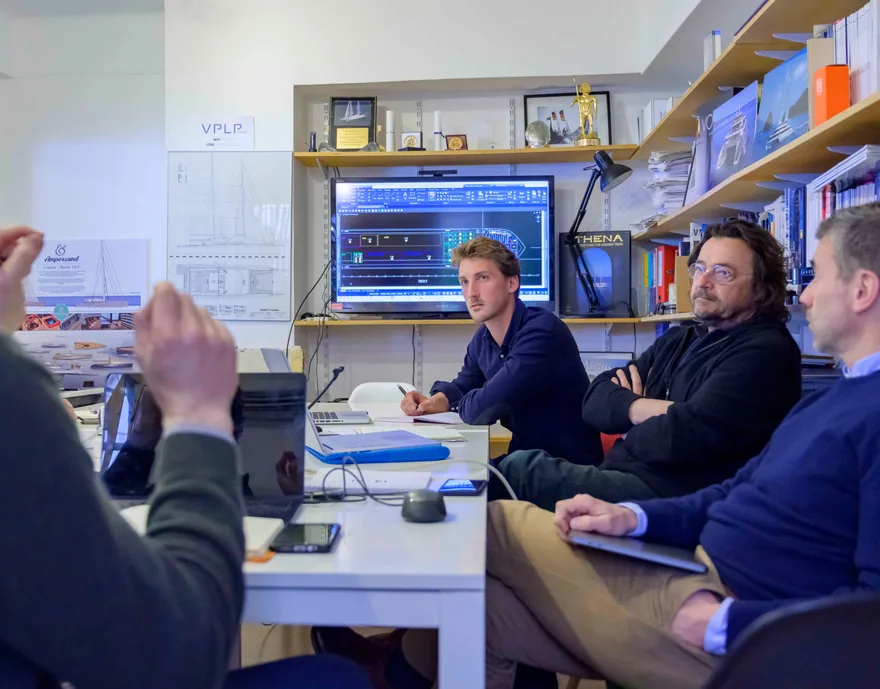 Réunion de l’équipe dans les bureaux, autour d’un écran