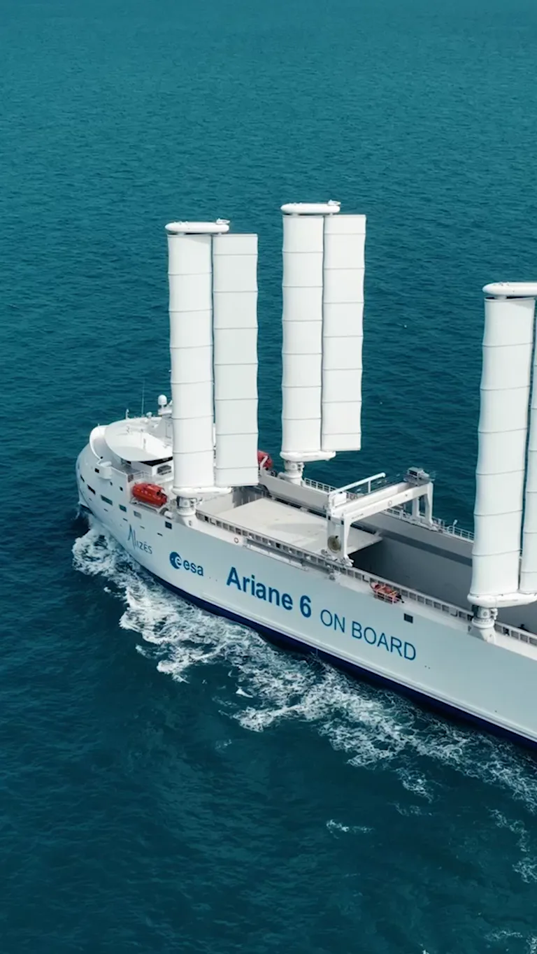 Le Canopée, cargo à propulsion vélique de Zéphyr & Borée, en mer sous ses quatre ailes déployées