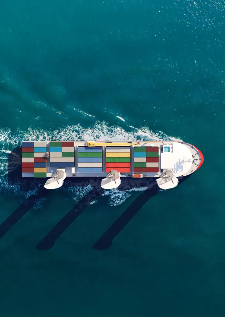Porte-conteneurs à voiles de Windcoop vu du ciel, sillage sur eau turquoise
