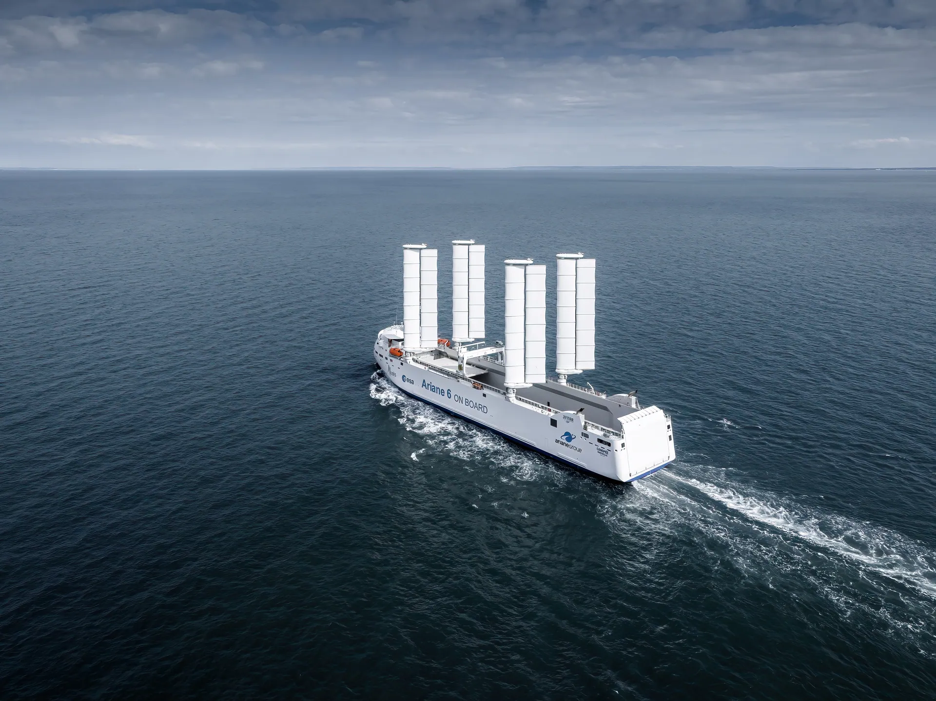 Le cargo à voiles Canopée en mer, ses quatre ailes OceanWings déployées, vu du ciel