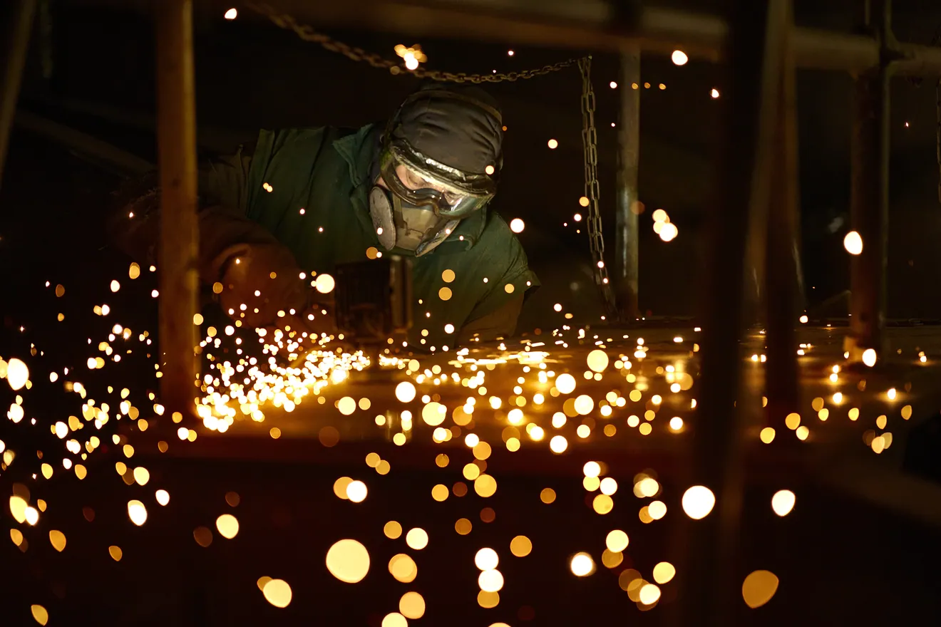 Soudeur au travail dans une gerbe d’étincelles sur le chantier du Canopée