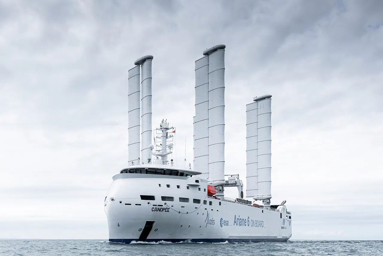 Le cargo à voiles Canopée en mer, vu de face, ses quatre ailes déployées