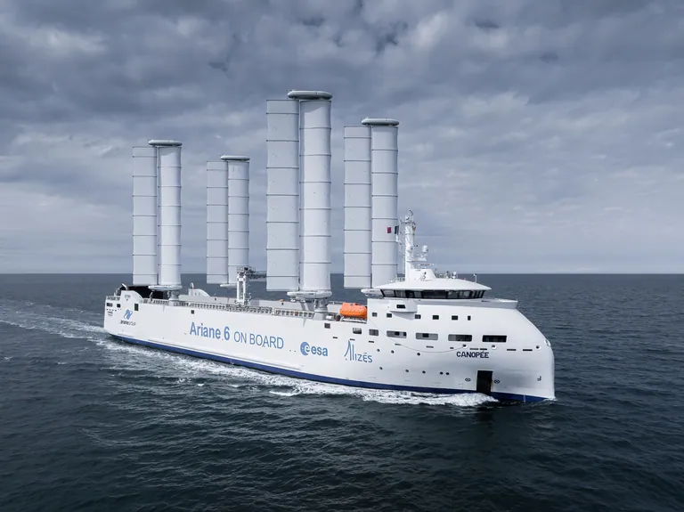Le cargo à voiles Canopée en mer, ses quatre ailes déployées, Ariane 6 à bord