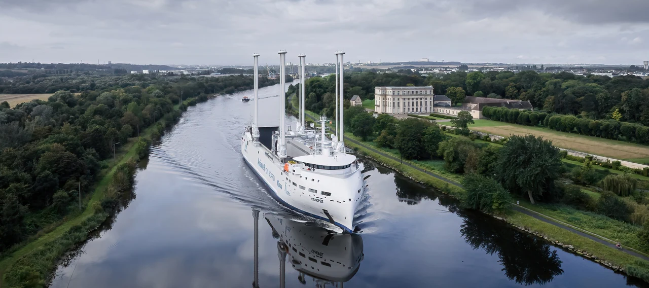 Le Canopée en navigation sur un canal, vu du ciel