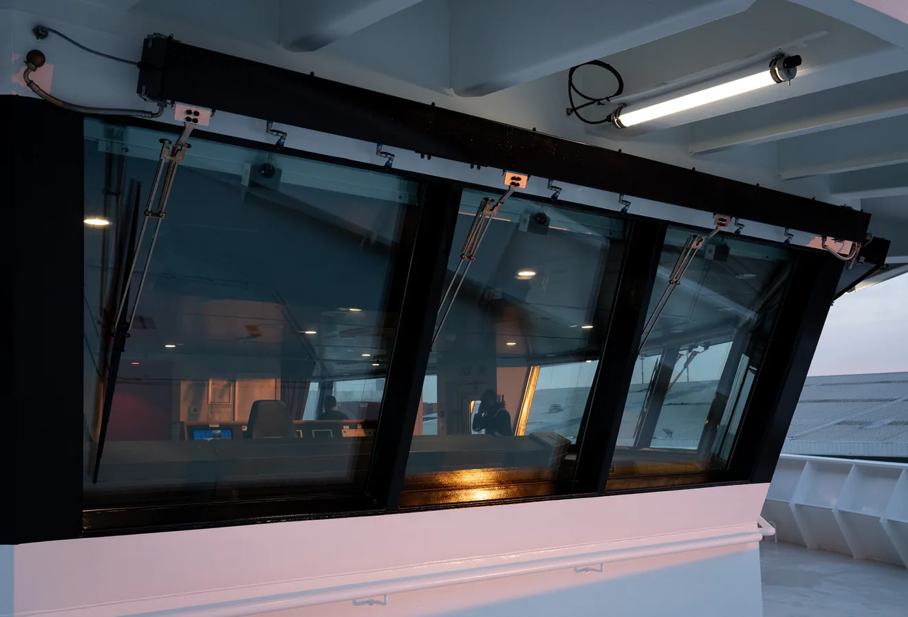 Les vitres de la passerelle du Canopée, vues du pont