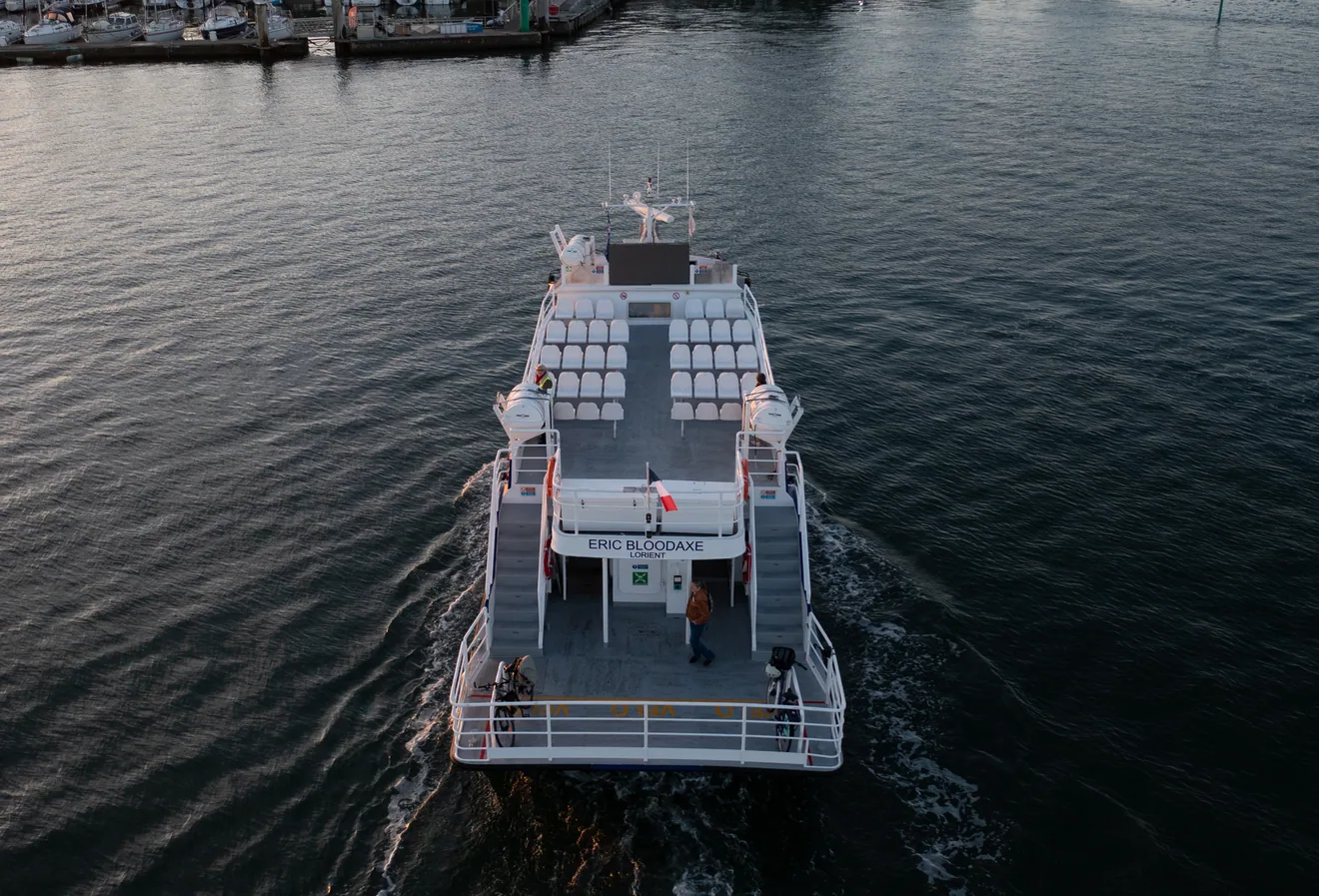 Un navire Izilo vu de l’arrière au crépuscule, dans le port