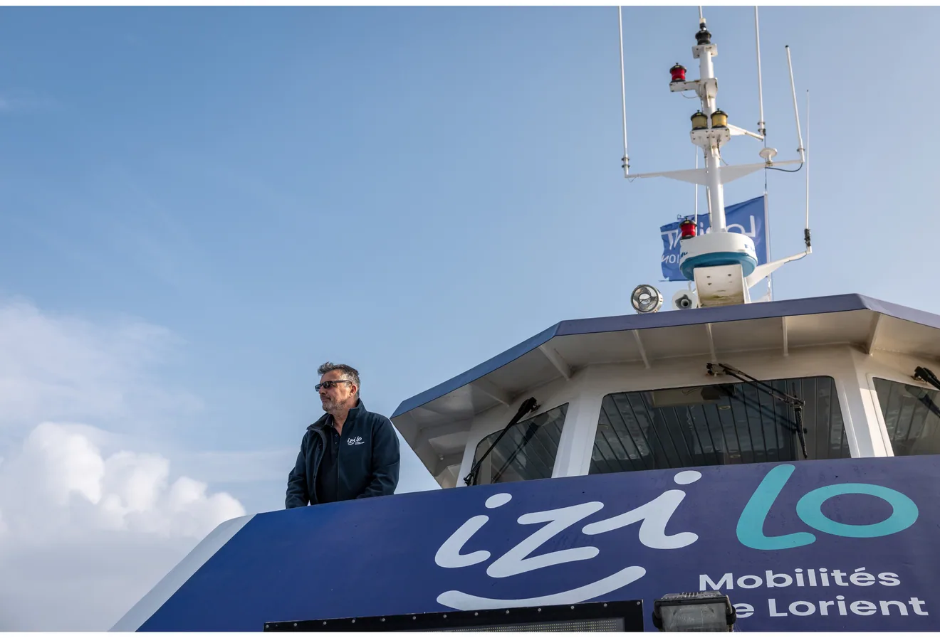 Un membre d’équipage sur le pont supérieur d’un navire Izilo