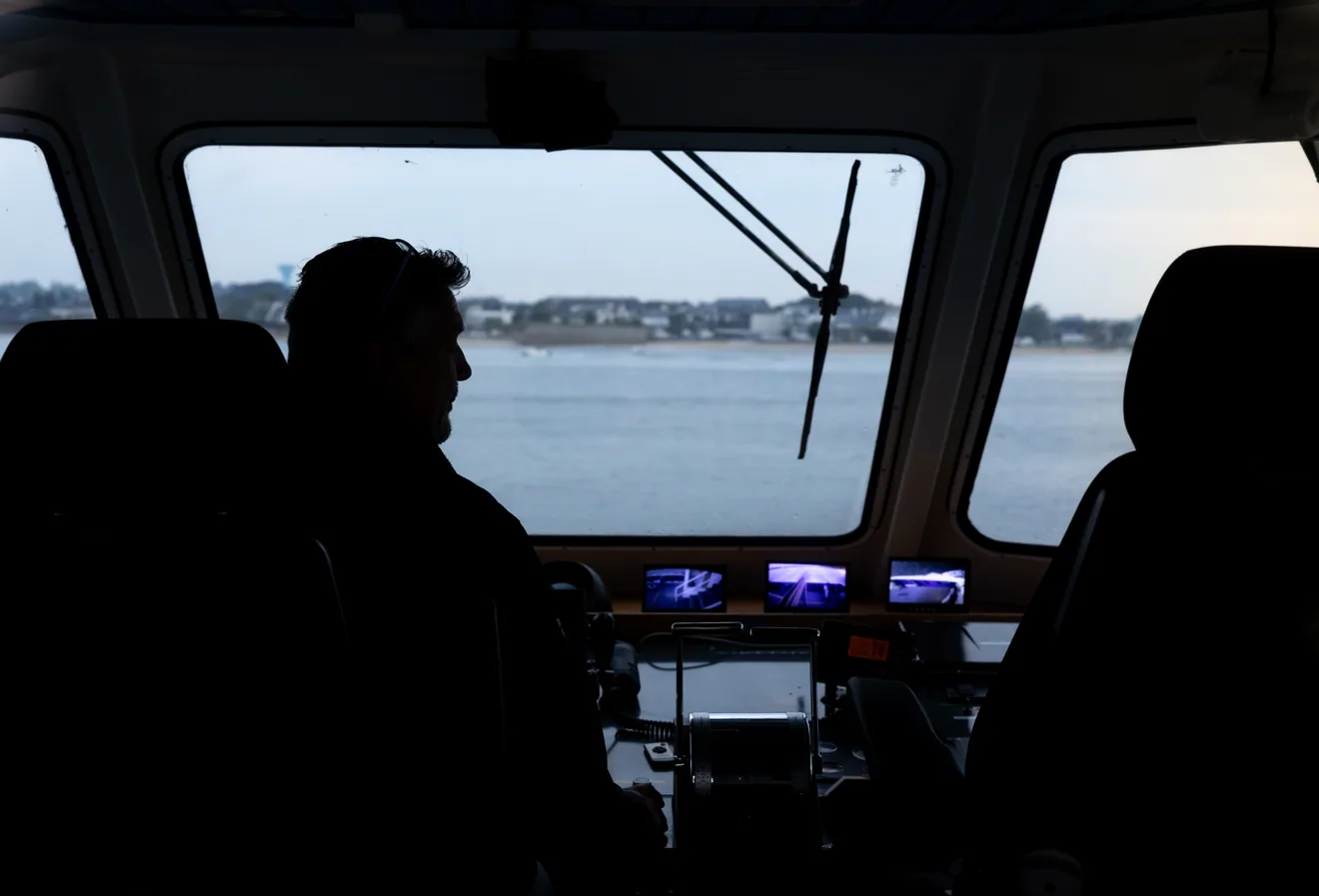 Le pilote à la barre, dans la passerelle d’un navire Izilo
