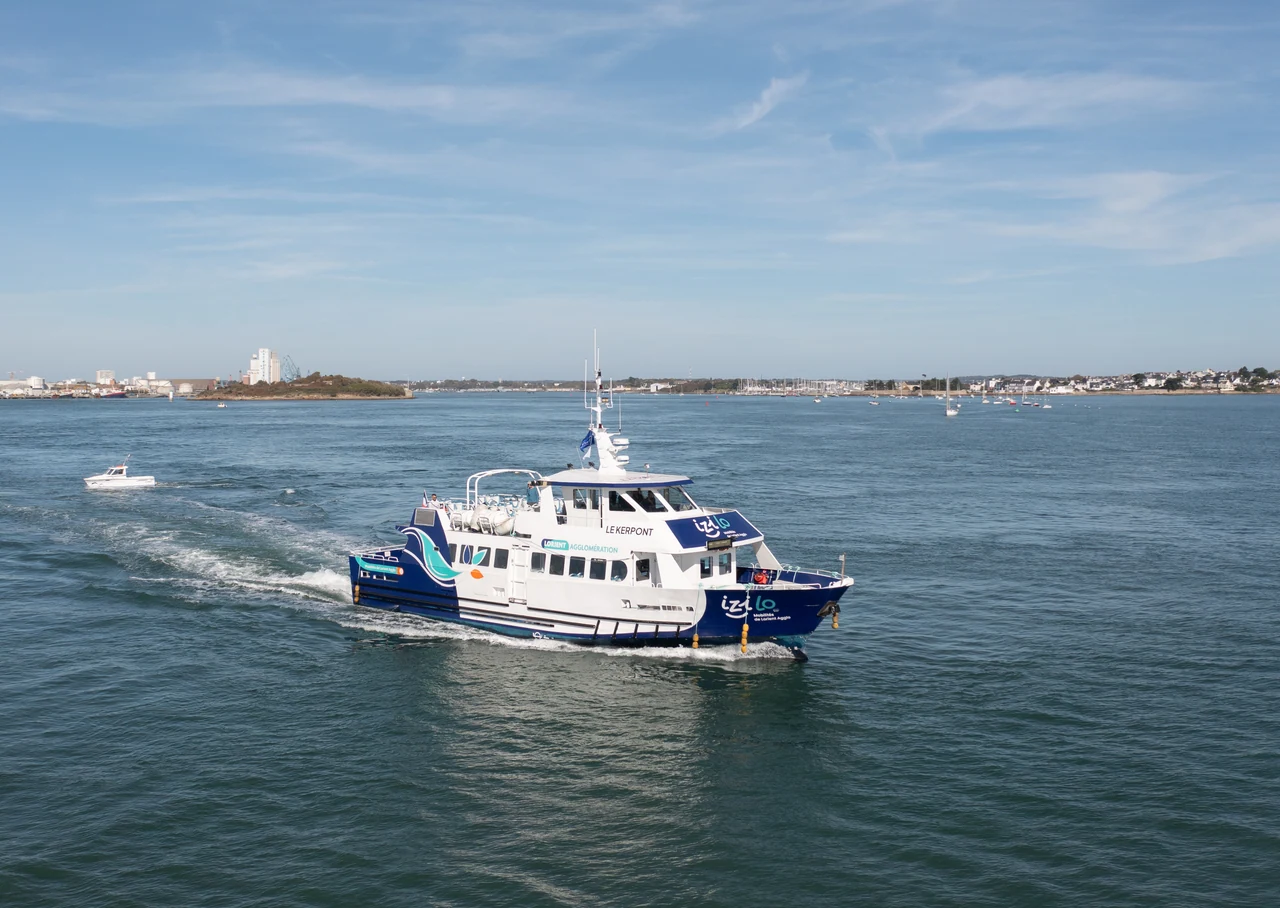 Un navire du réseau Izilo en navigation dans la rade de Lorient