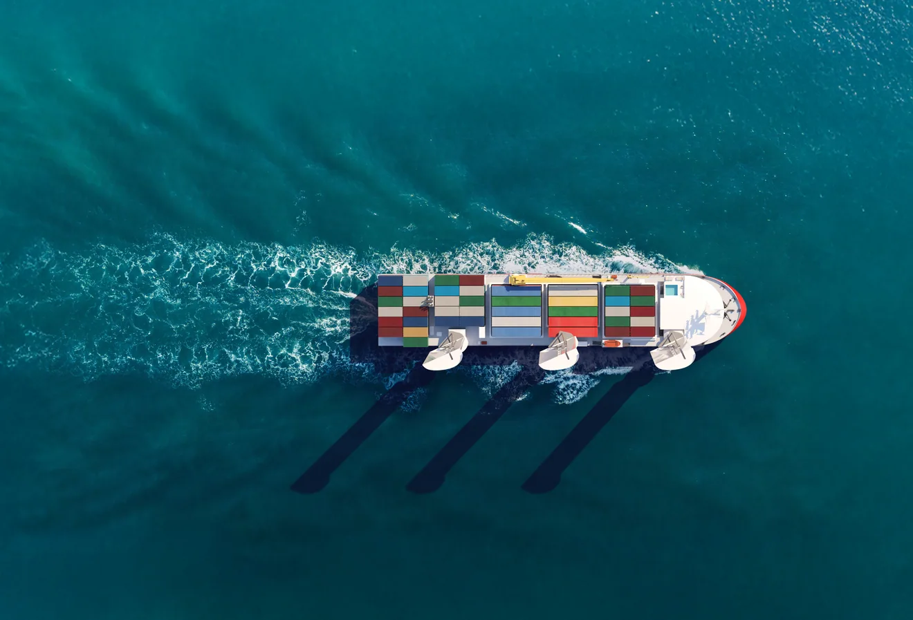 Le navire Windcoop en mer, vu du ciel (image de synthèse)