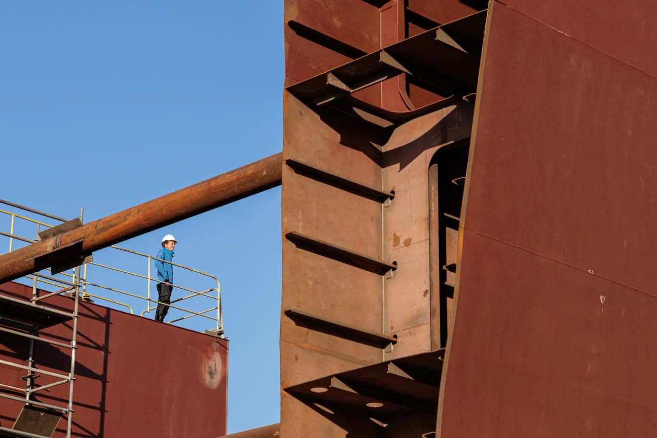 Membrures d’un bloc de coque du navire Windcoop, un ouvrier en arrière-plan